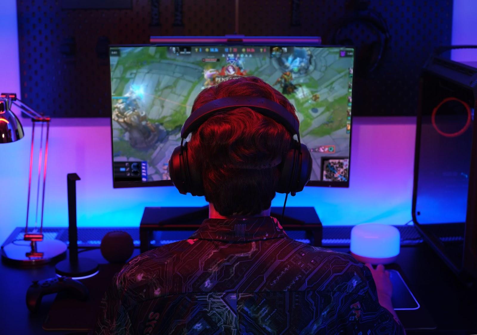 电视前的人
中度可信度描述已自动生成