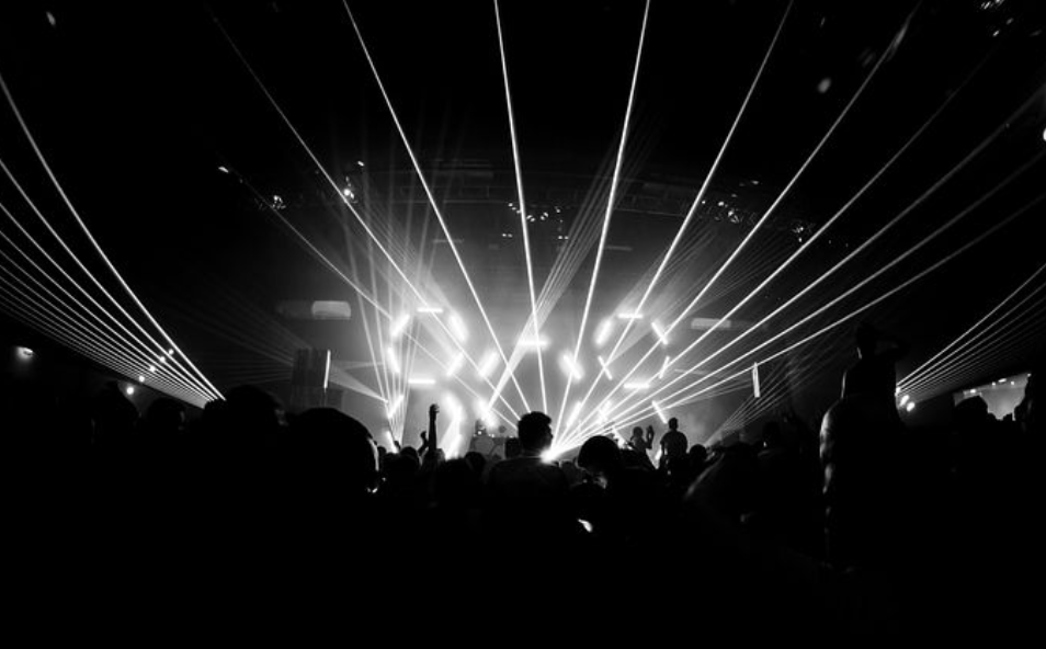 图片包含 黑暗, 站, 人群, 游戏机 描述已自动生成