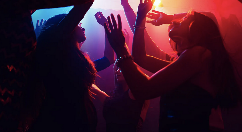 舞台上跳舞的人
描述已自动生成