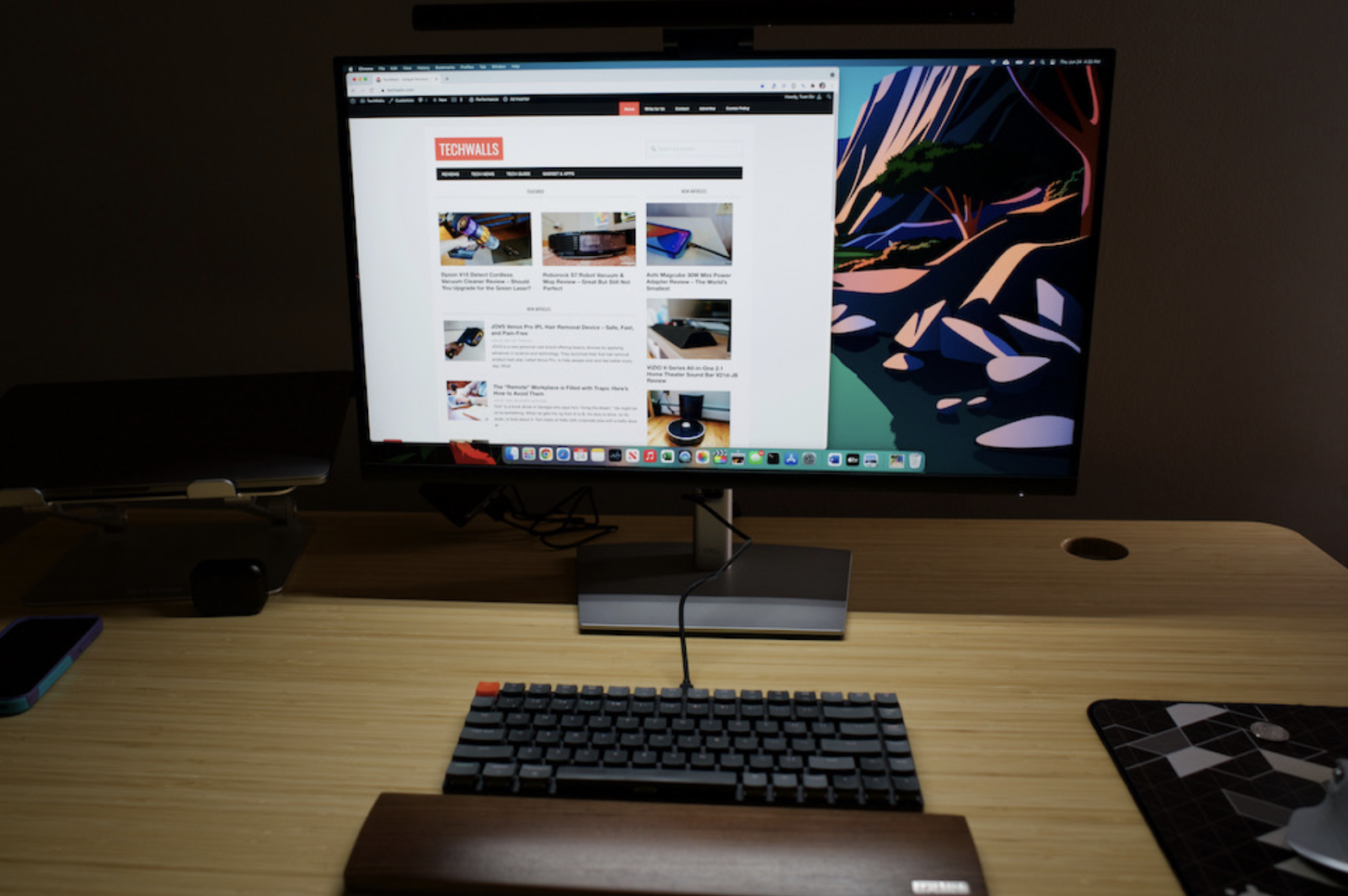 桌子上有几台电脑
描述已自动生成